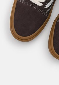 Vans OLD SKOOL UNISEX - Zapatillas - dark brown/withe