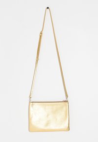 Sac bandoulière métallique doré avec une finition texturée, doté d'une longue sangle ajustable et d'une fermeture éclair.