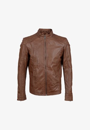 Chaqueta de cuero marrón con un alto cuello, cierre frontal con cremallera y sutiles detalles de costura en los hombros y las mangas.