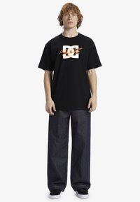 Camiseta Dc Shoes Aw Life And Death Hss - Masculina em Promoção