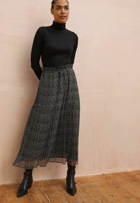 Next REGULAR FIT - PRINTED MIDI - Jupe plissée - black white