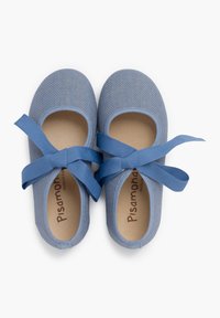 Zapatos de ballet de tela azul con una superficie texturizada, punta redonda y lazos de cinta azul. Plantilla color marrón claro con la marca "Pisamonas".