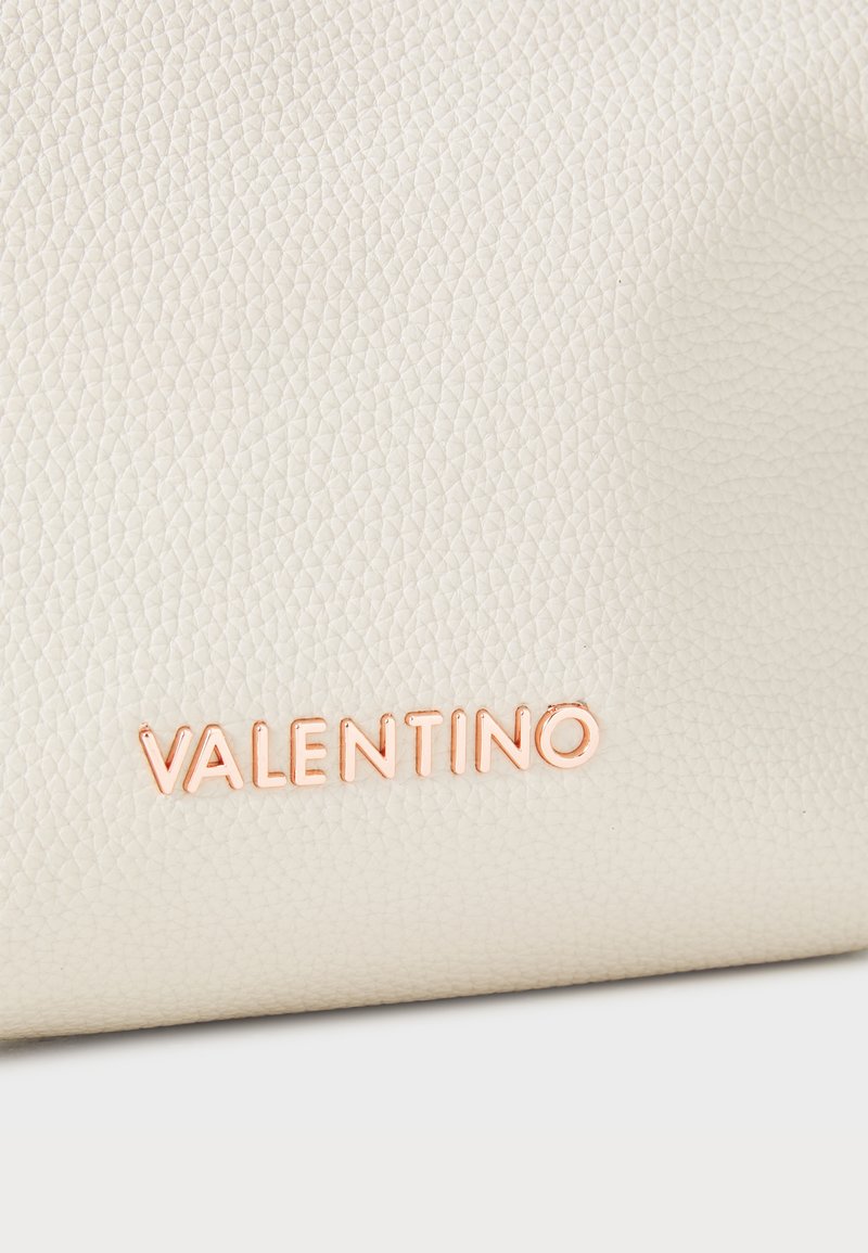 Fehér textúrájú bőrtáska, rózsa arany színű, dombornyomott "Valentino" logóval az alján.