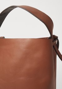 Becksöndergaard GLOSSY SMALL BAG - Bolso de mano - mocha brown