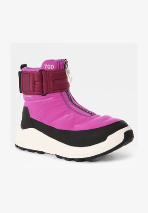 Zapatilla deportiva de caña alta en morado y negro con suela blanca gruesa, cremallera frontal y amplia correa granate en el tobillo con cierre de velcro.