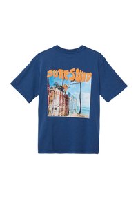 Navyblauwe katoenen t-shirt met een frontafdruk van surfplanken, palmbomen en de tekst "SURFSQUAD" in oranje. Korte mouwen, ronde hals.