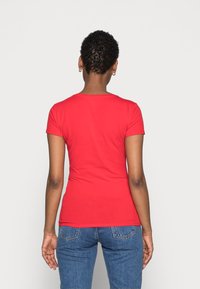 Guess SLIM FIT - T-shirt estampada - tomato juice