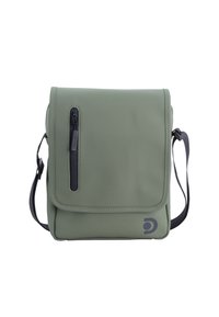 Borsa a tracolla verde realizzata in materiale liscio e opaco. Presenta una tasca frontale con zip, una tracolla regolabile e un logo discreto in basso a destra.
