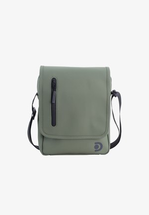 Borsa a tracolla verde realizzata in materiale liscio e opaco. Presenta una tasca frontale con zip, una tracolla regolabile e un logo discreto in basso a destra.