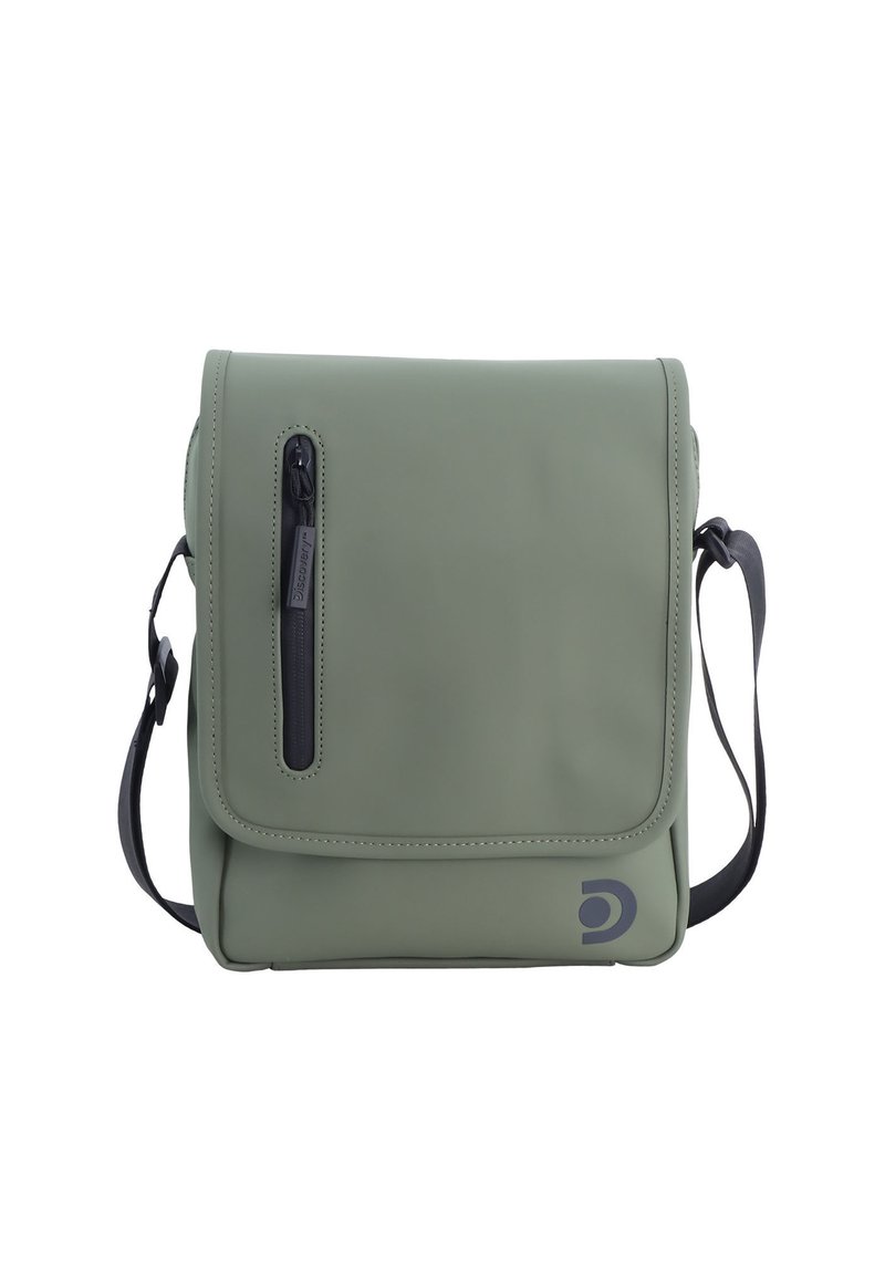 Borsa a tracolla verde realizzata in materiale liscio e opaco. Presenta una tasca frontale con zip, una tracolla regolabile e un logo discreto in basso a destra.