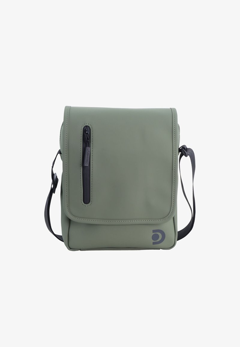 Bolso cruzado verde hecho de material suave y mate. Cuenta con un bolsillo frontal con cremallera, una correa ajustable y un logotipo sutil en la parte inferior derecha.