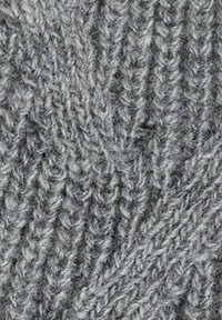 Close-up van grijze gebreide stof met een textuur-ribpatroon en zachte, fuzzy vezels.