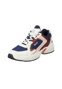 Weißer Sportschuh mit marineblauem Mesh- und Lederakzenten. Verfügt über rote und orangefarbene Details, eine dicke schwarze Sohle und Schnürsenkel.