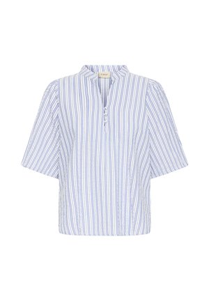 Blouse ample pour femme avec rayures verticales bleues et blanches, manches larges trois-quarts, et col en V fendu avec deux petits boutons en tissu.