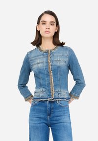 Jeans jakna s štirimi sprednjimi žepi, okroglim izrezom, kovinskim okrasjem in neobdelanim robom, v svetlo modri barvi pranja ter s tremi četrtinami rokavov.