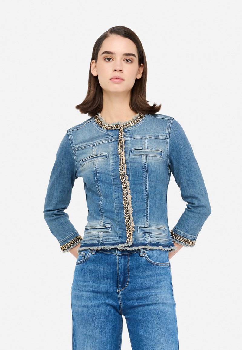 Jeans jakna s štirimi sprednjimi žepi, okroglim izrezom, kovinskim okrasjem in neobdelanim robom, v svetlo modri barvi pranja ter s tremi četrtinami rokavov.
