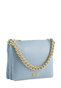 Borsa a mano in pelle azzurro chiaro con finitura testurizzata, dotata di tracolla in catena dorata e chiusura a zip. Logo del marchio impresso sul davanti.
