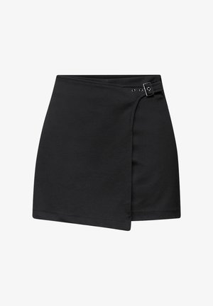 Falda cruzada negra hecha de tela suave, con detalle de hebilla lateral y bordes limpios. Diseño sencillo sin patrones.