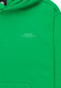 Zelená mikina s kapucňou vyrobená z mäkkého materiálu, ktorá má predné klokanie vrecko, šnúrku na kapucni a potlačené logo "ELEMENT SKATEBOARD CO." v bielej farbe.