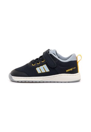 Zapatilla negra y gris para niño con acentos amarillos, cierre de velcro, lengüeta en el talón y suela blanca, con la marca "mtngfree" en el lateral.