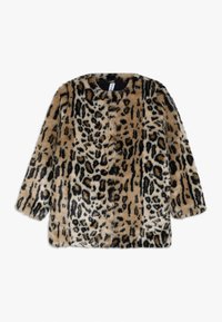 Abrigo de piel sintética con estampado de leopardo, con escote redondo, mangas largas y una superficie suave y texturizada. Los colores dominantes son beige, negro y marrón.