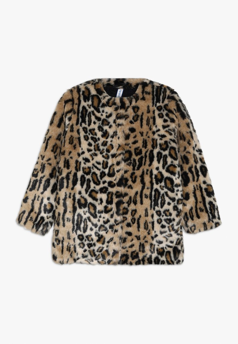 Abrigo de piel sintética con estampado de leopardo, con escote redondo, mangas largas y una superficie suave y texturizada. Los colores dominantes son beige, negro y marrón.