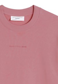 Ροζ φούτερ με στρογγυλή λαιμόκοψη και το λογότυπο "Marc O'Polo DENIM" τυπωμένο μπροστά, καθώς και ετικέτα στο εσωτερικό του γιακά.