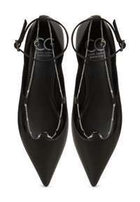 Schwarze Leder-Ballerinas mit spitzer Zehenform und Knöchelriemen. Charakteristisch sind die silbernen Kettendetails und die glatte Oberfläche des Obermaterials.