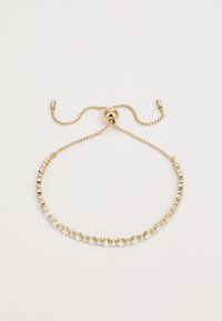 Pulsera de tono dorado que presenta enlaces metálicos rectangulares alternos y piedras similares a diamantes, con un cierre de cadena ajustable.
