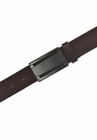 Bruine leren riem met een gepolijste zwarte metalen gesp. Heeft een gladde textuur, rechthoekige vorm en meerdere gaten voor aanpassing.
