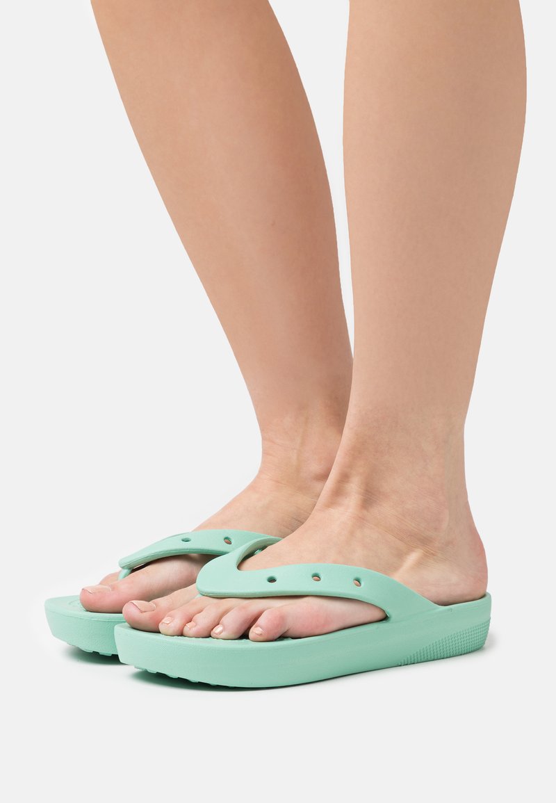 Crocs CLASSIC PLATFORM FLIP  - Infradito da bagno - jade stone