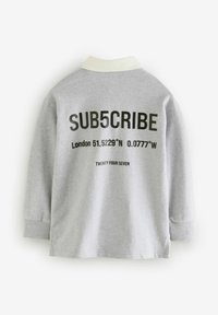 Grijze sweatshirt met lange mouwen, witte kraag en zwarte tekst, waaronder "SUB5CRIBE" en coördinaten voor Londen. Voorzien van geribbelde manchetten.