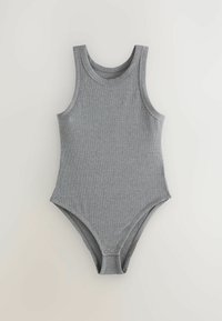 Harmaa hihaton bodysuit, joka on valmistettu ribbitetystä kankaasta. Siinä on pyöreä pääntie, korkealla sijaitsevat lahkeiden aukot ja nepparikiinnitys alaosassa.