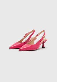 Rózsaszín selyem slingback magassarkúk hegyes orral, hátul kicsi masnis díszítéssel, arany tónusú kiegészítővel és texturált, fokozatos sarkakkal.
