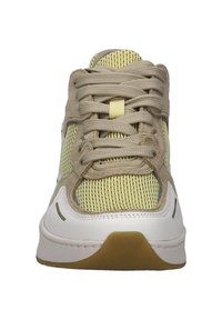 Jasnożółte i beżowe sneakersy, z siateczkową cholewką, sznurowanym zapięciem, białą gumową podeszwą i subtelnymi akcentami wzorniczymi po bokach.