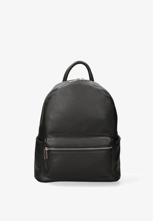 Zwarte leren rugzak met een handvat aan de bovenkant, hoofdvak met rits en voorvak met rits tegen een witte achtergrond.