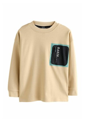 Beige Langarm-T-Shirt aus weicher Baumwolle mit einer kontrastierenden schwarzen Tasche, die den Text "BAKER" auf einem türkisfarbenen Hintergrund zeigt.