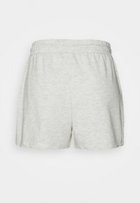 Světle šedé bavlněné šortky s elastickým pasem, měkkou texturou, volným střihem a jednoduchým designem bez dalších detailů.