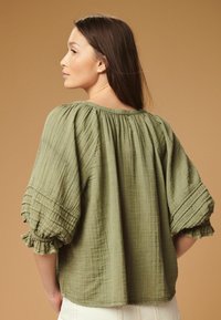 Next WASHED V-NECK - Blúzka - khaki green