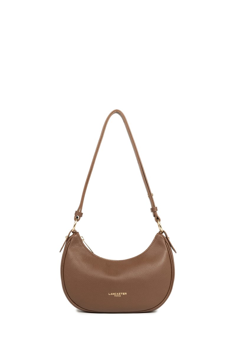 Borsa a spalla in pelle marrone con forma curva, dettagli in metallo dorato, logo impresso e una sola tracolla regolabile. Finitura testurizzata.