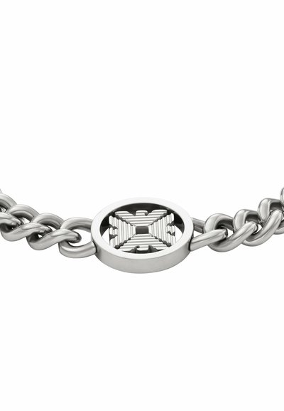 Silberner Metallkettenarmband mit einem runden, strukturierten Mittelpunkt mit geometrischem Muster. Glatte und polierte Oberfläche, robuste Glieder.