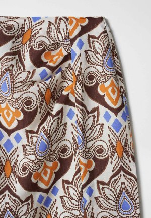 Tejido estampado con diseños intrincados en marrón, naranja, azul y crema. Incluye motivos florales y acentos geométricos.