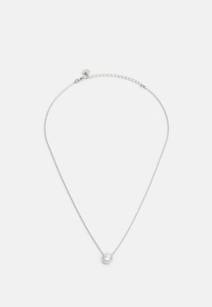 Delicate zilveren ketting met een ronde, heldere edelsteenhanger omringd door kleinere stenen op een witte achtergrond.