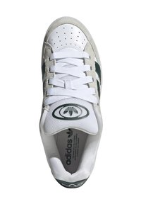 Białe sneakersy z zielonymi akcentami, z teksturowaną cholewką z zamszu i siateczki, perforowanym czubkiem oraz płaskimi sznurowadłami. Logo Adidas na języku.