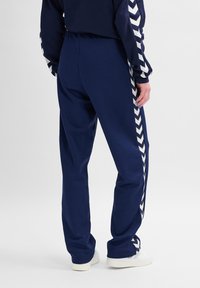 Hummel HMLARCHIVE REGULAR PANTS - Trainingsbroek - peacoat