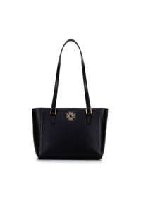 Bolso tote de cuero negro con un acabado texturizado, acentos de hardware dorado y un logotipo prominente en el frente. Asa ajustable para llevar.