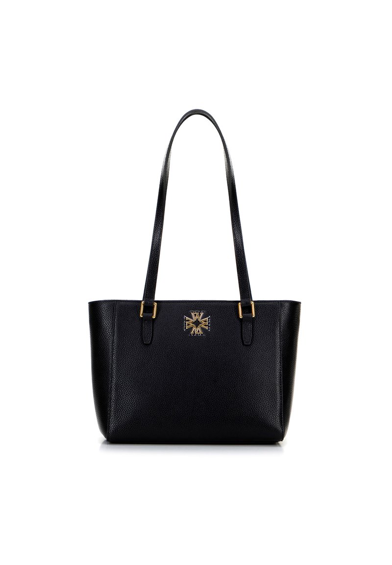 Bolso tote de cuero negro con un acabado texturizado, acentos de hardware dorado y un logotipo prominente en el frente. Asa ajustable para llevar.