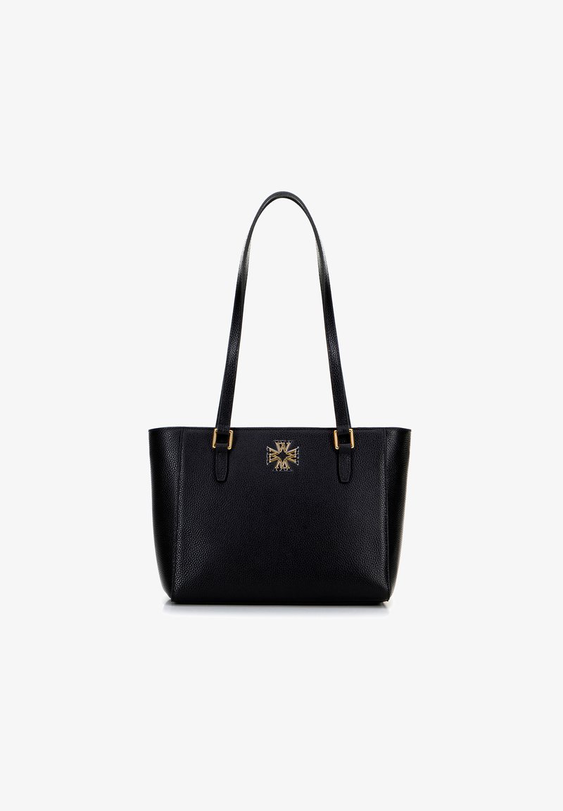 Schwarze Ledertasche mit strukturiertem Finish, goldenen Hardware-Details und einem auffälligen Logo auf der Vorderseite. Verstellbare Tragegriffe.