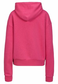 Huvtröja i livlig rosa, tillverkad av mjukt tyg. Har en kortad design, sänkta axlar och ribbade mudd och nederkant.