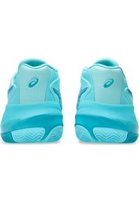 Tyrkysové sportovní boty s textured mesh svrškem a polstrovanou podrážkou. Mají štíhlý design a vyztuženou patu pro podporu.